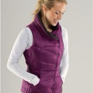 LULULEMON Get Down Reversible Puffer Vest. Black/plum. Size 6